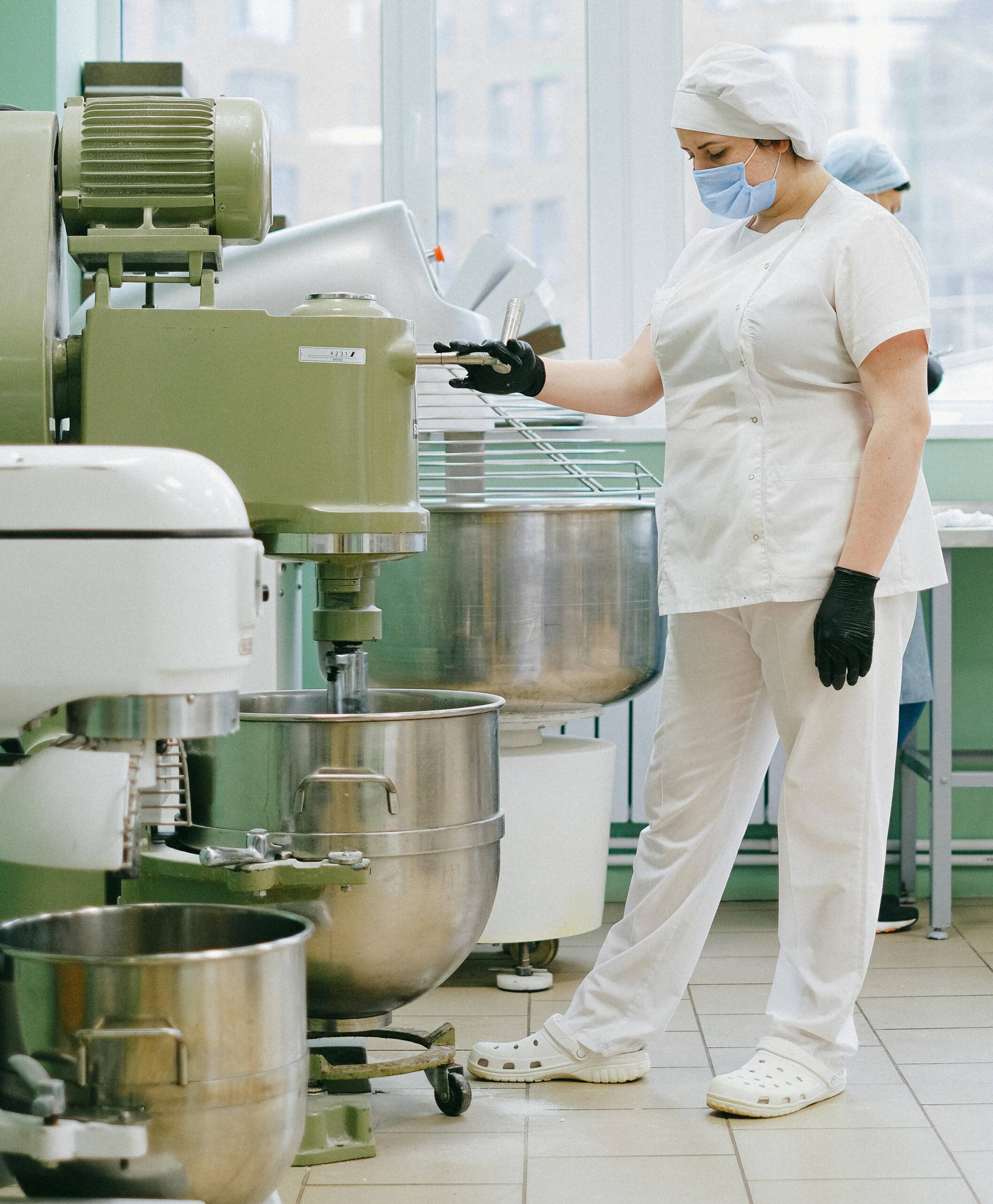 Elektricien repareert storing in industriële bakkerijmixer